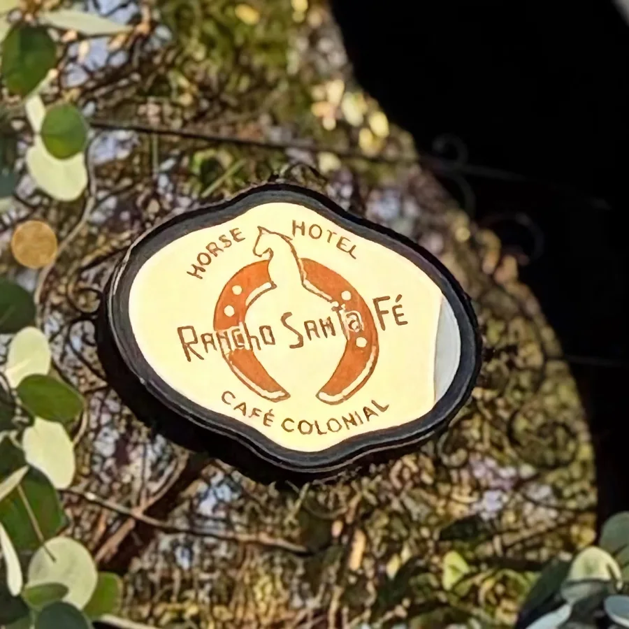 Placa do Rancho Santa Fé pendurada numa árvore