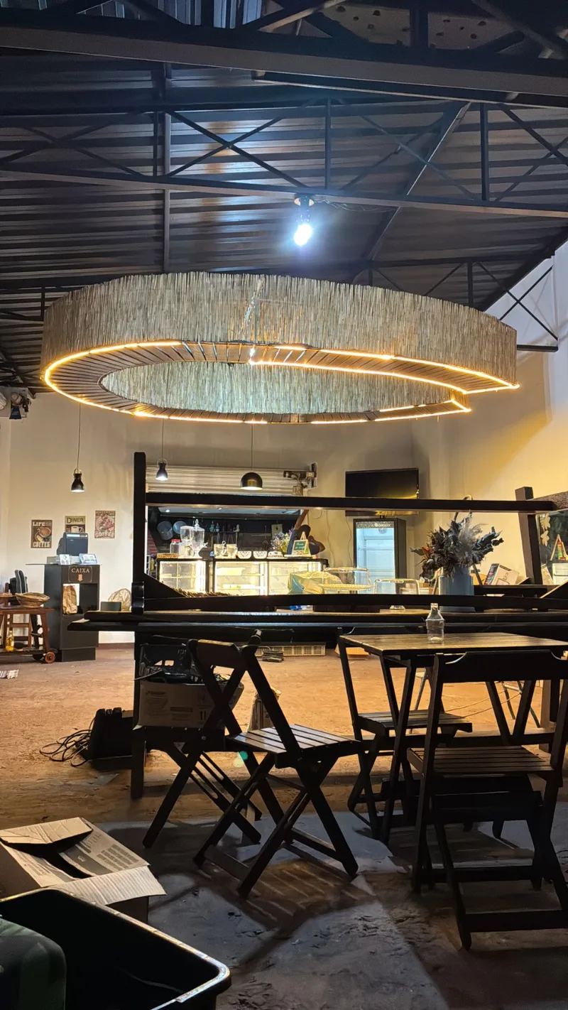 Salão do café com lustre de palha iluminado