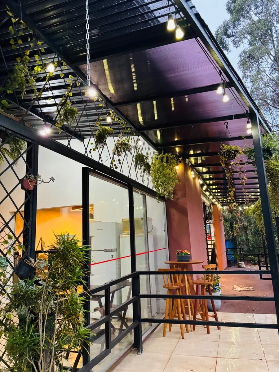 Varanda do Rancho Santa Fé com plantas e luzes